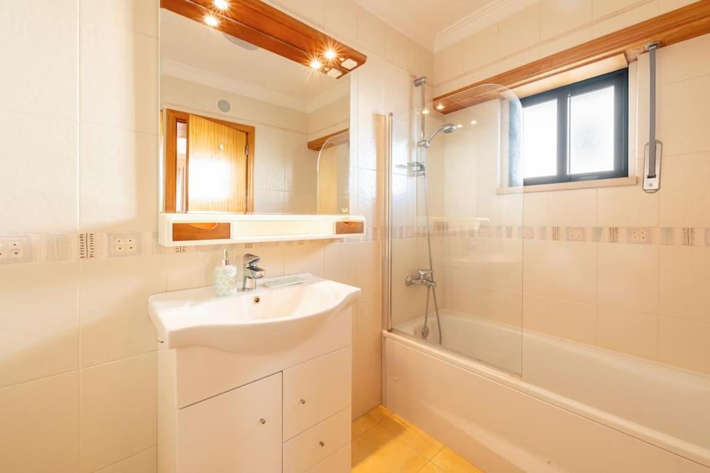 Sunny With Very Spacious Terrace Apartment Cascais