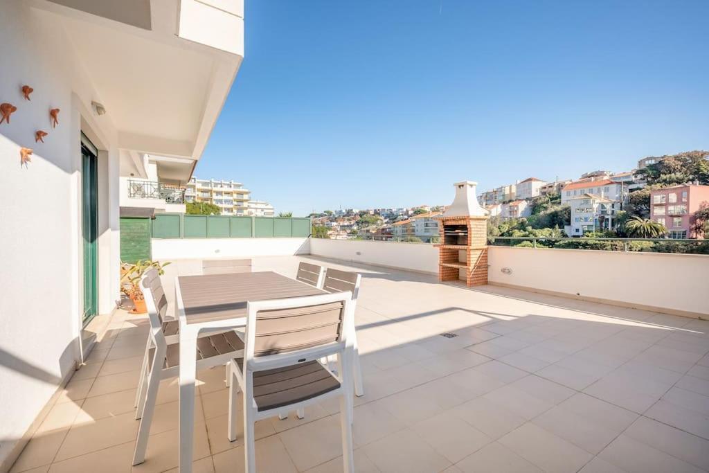 Sunny With Very Spacious Terrace Cascais