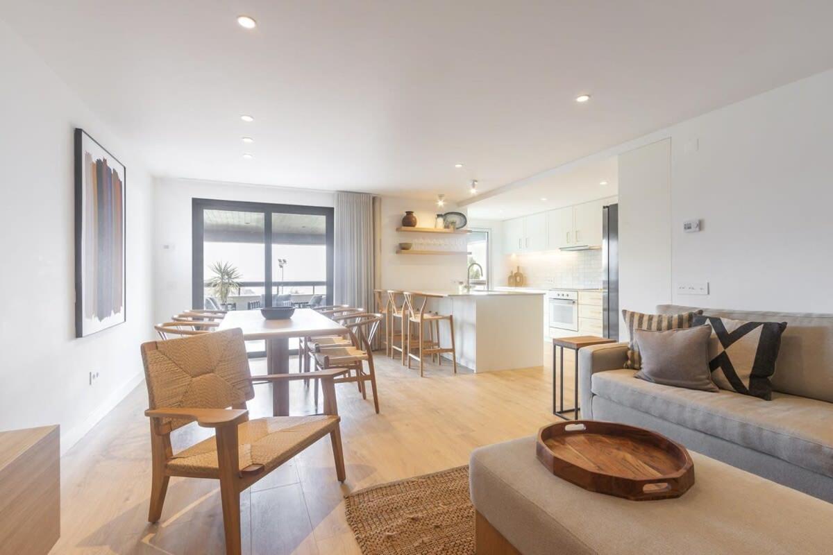 Oceanfront Lux Sleeps 9 Apartment