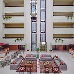 Stylish One Bedroom Apartment With Swimming Pool