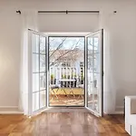 Coral Apartment By Olala Homes