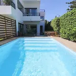 Cascais Getaway With A Shared Pool