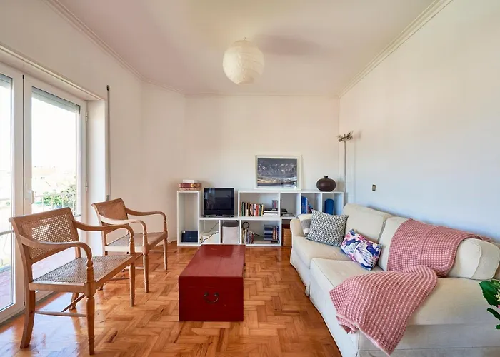 Bright Apartment With Garden In Cascais