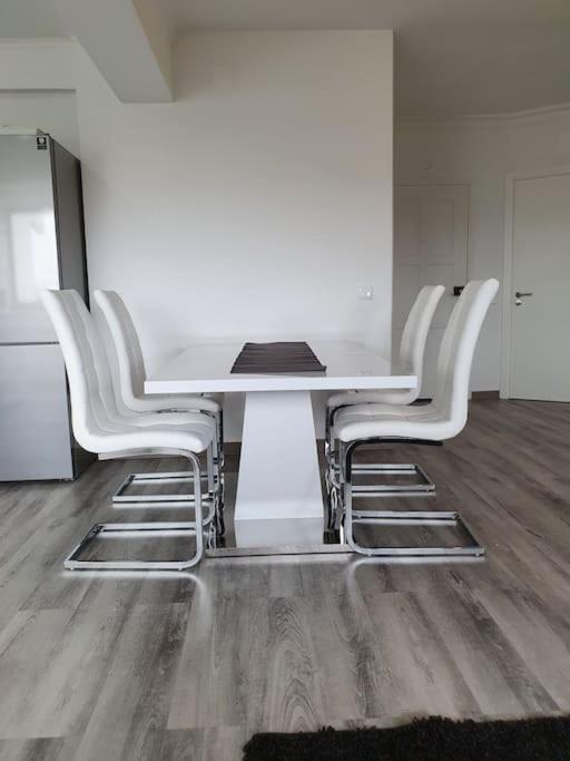 Apartment Flott Sentrumsnaer Med Egen Parkering