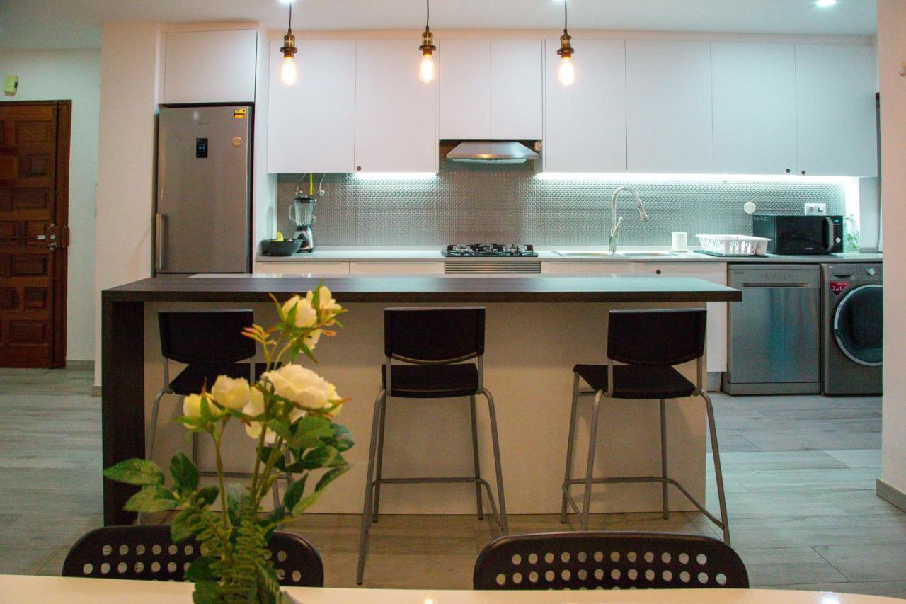 Cozy In With Full Kitchen 5 Minutes From The *