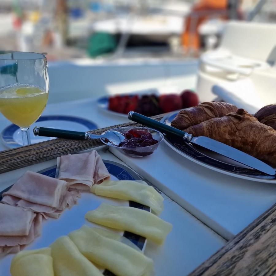 Botel Umbolina Cascais