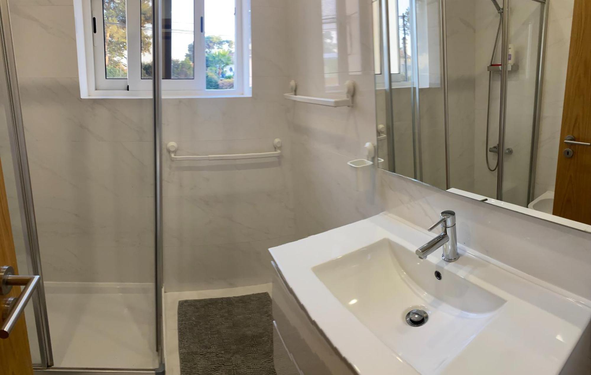 Cozy 3 Bed 2 Bath Apartment *