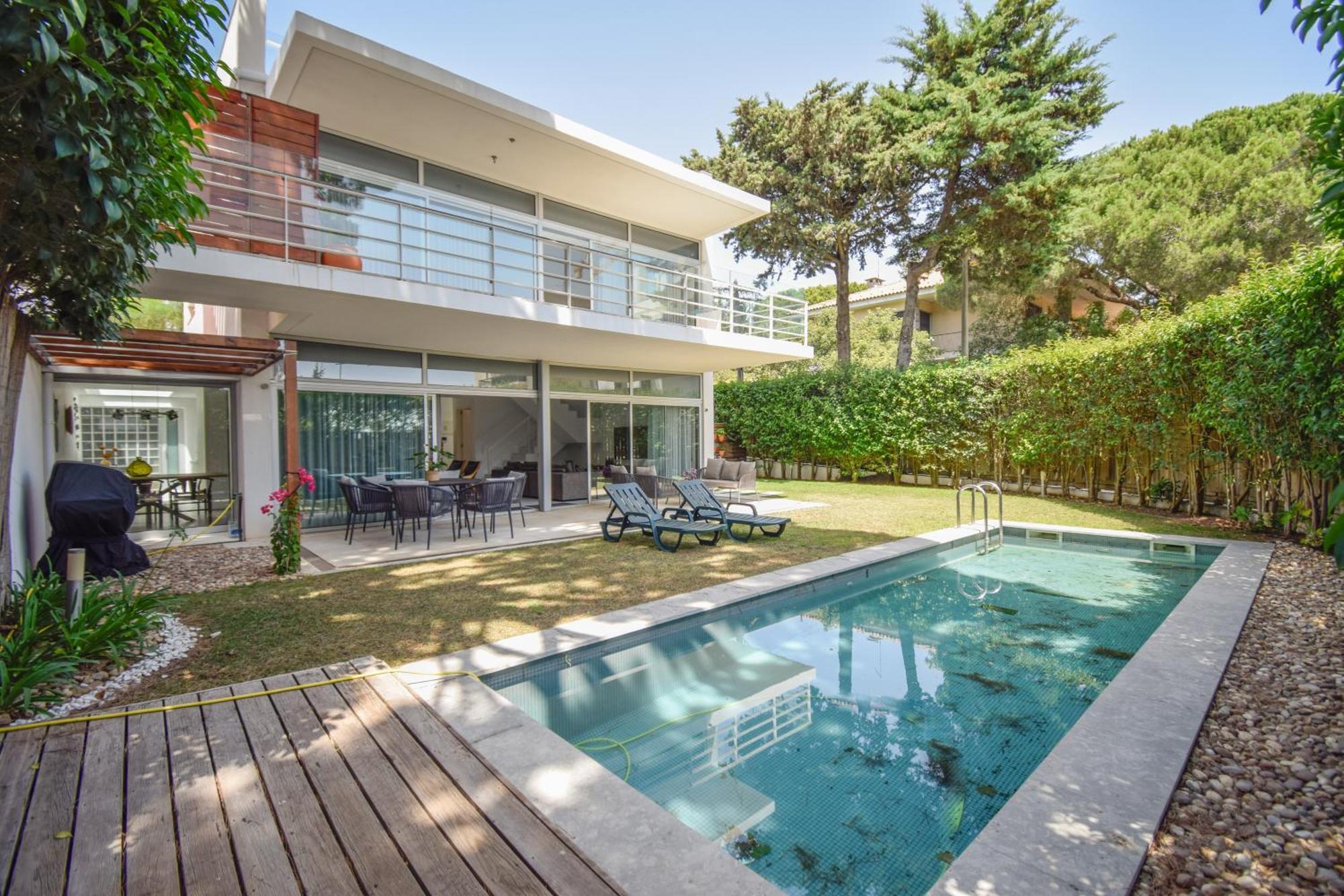 Spacious With Swiming Pool And Terrace