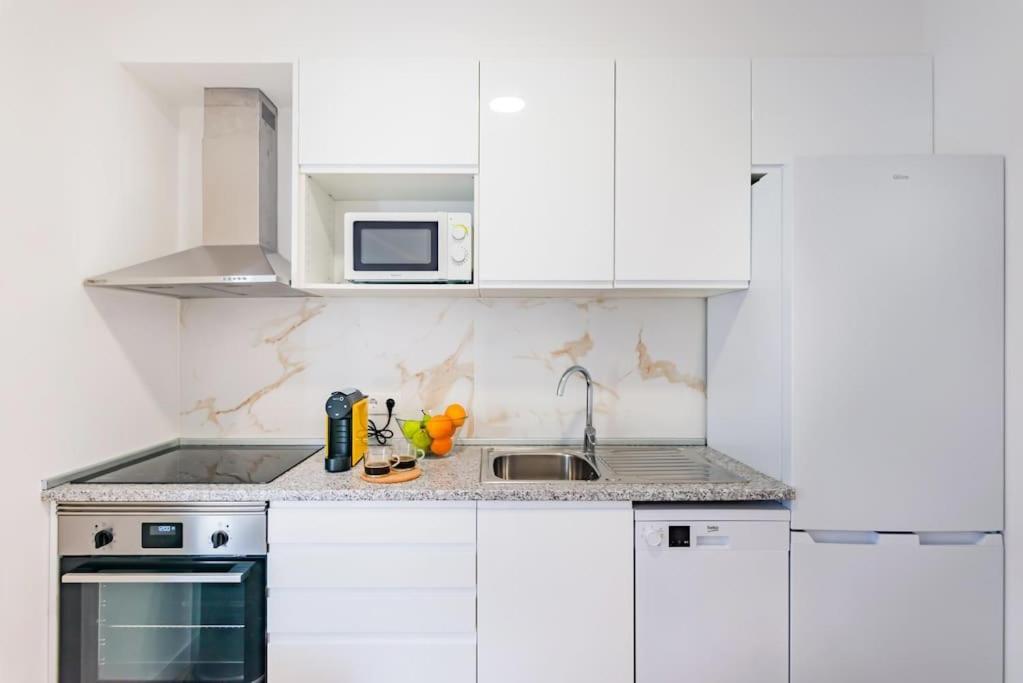 Seaside Modern Flat Ii At Historical Apartment *