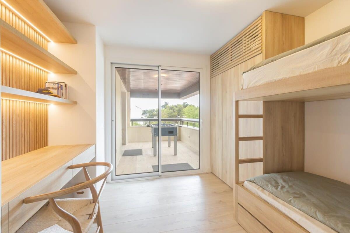 Apartment Oceanfront Lux Sleeps 9 Cascais