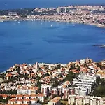 Elegant Apartment In Cascais With Fireplace 80 M²