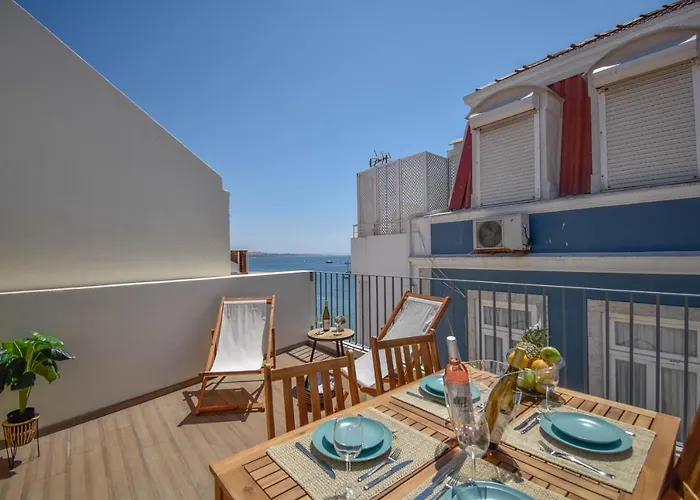Central & Stylish 2 Bedroom Apartment W/ Balcony