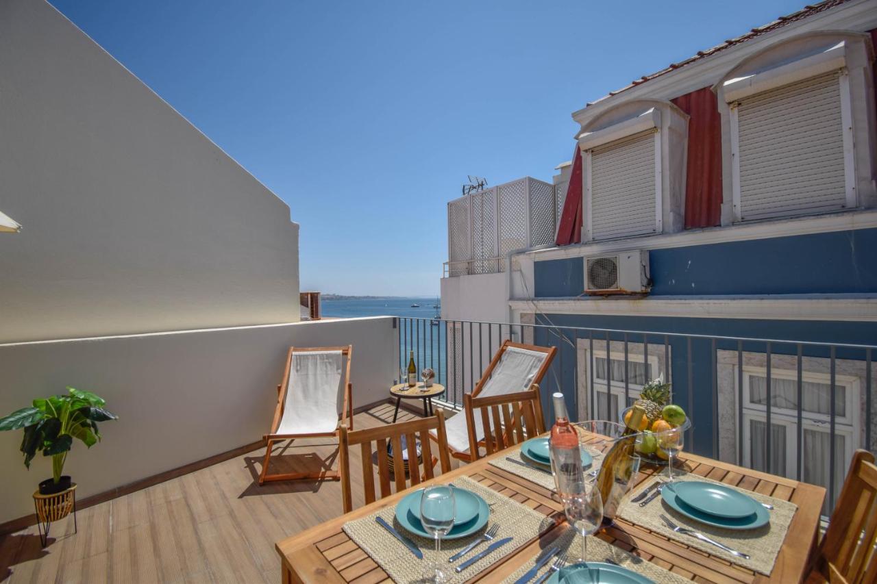 & Stylish 2 Bedroom W/ Balcony *