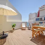 Central & Stylish 2 Bedroom Apartment W/ Balcony