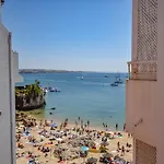 Central & Stylish 2 Bedroom Apartment W/ Balcony