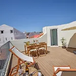 Central & Stylish 2 Bedroom Apartment W/ Balcony