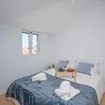 Central & Stylish 2 Bedroom Apartment W/ Balcony