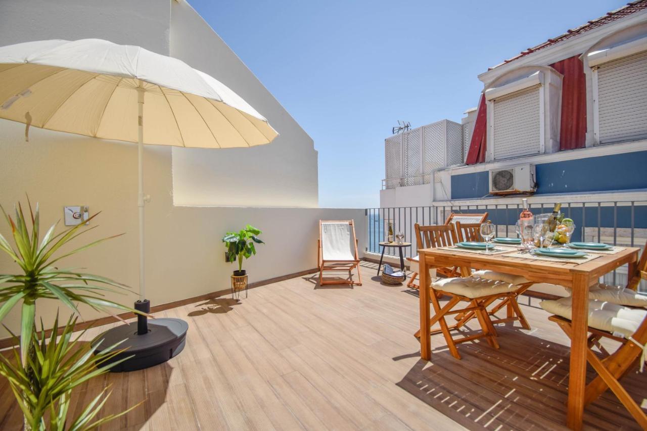 & Stylish 2 Bedroom W/ Balcony *