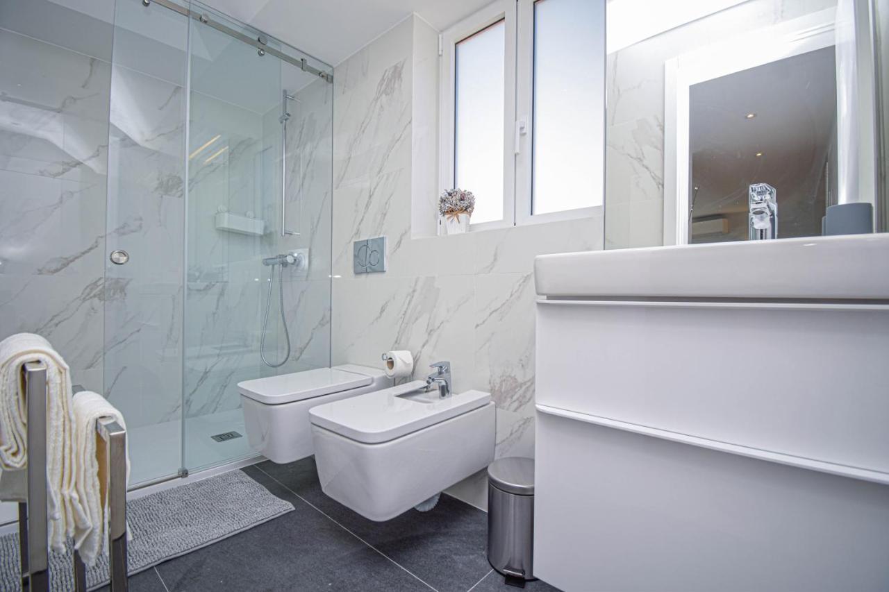 & Stylish 2 Bedroom W/ Balcony Apartment *