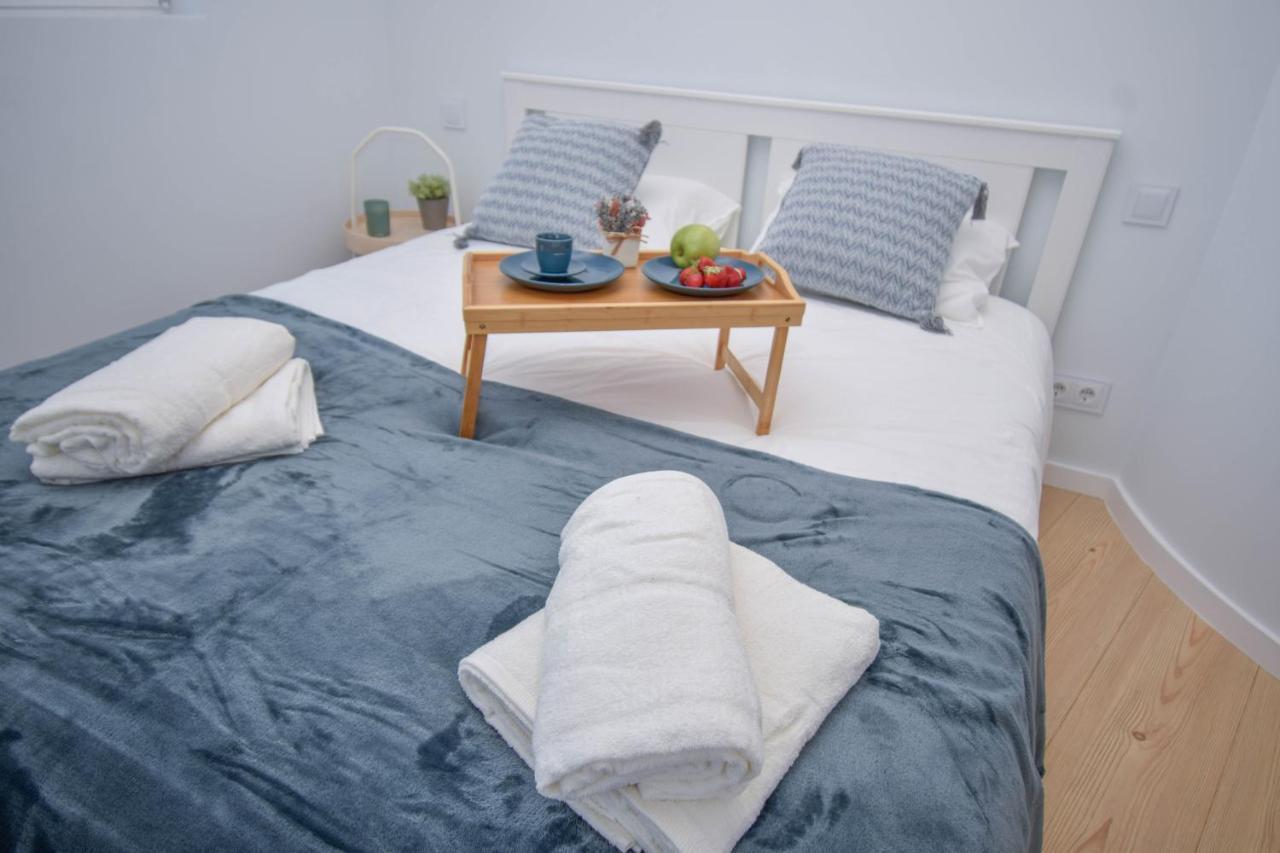Apartment & Stylish 2 Bedroom W/ Balcony *